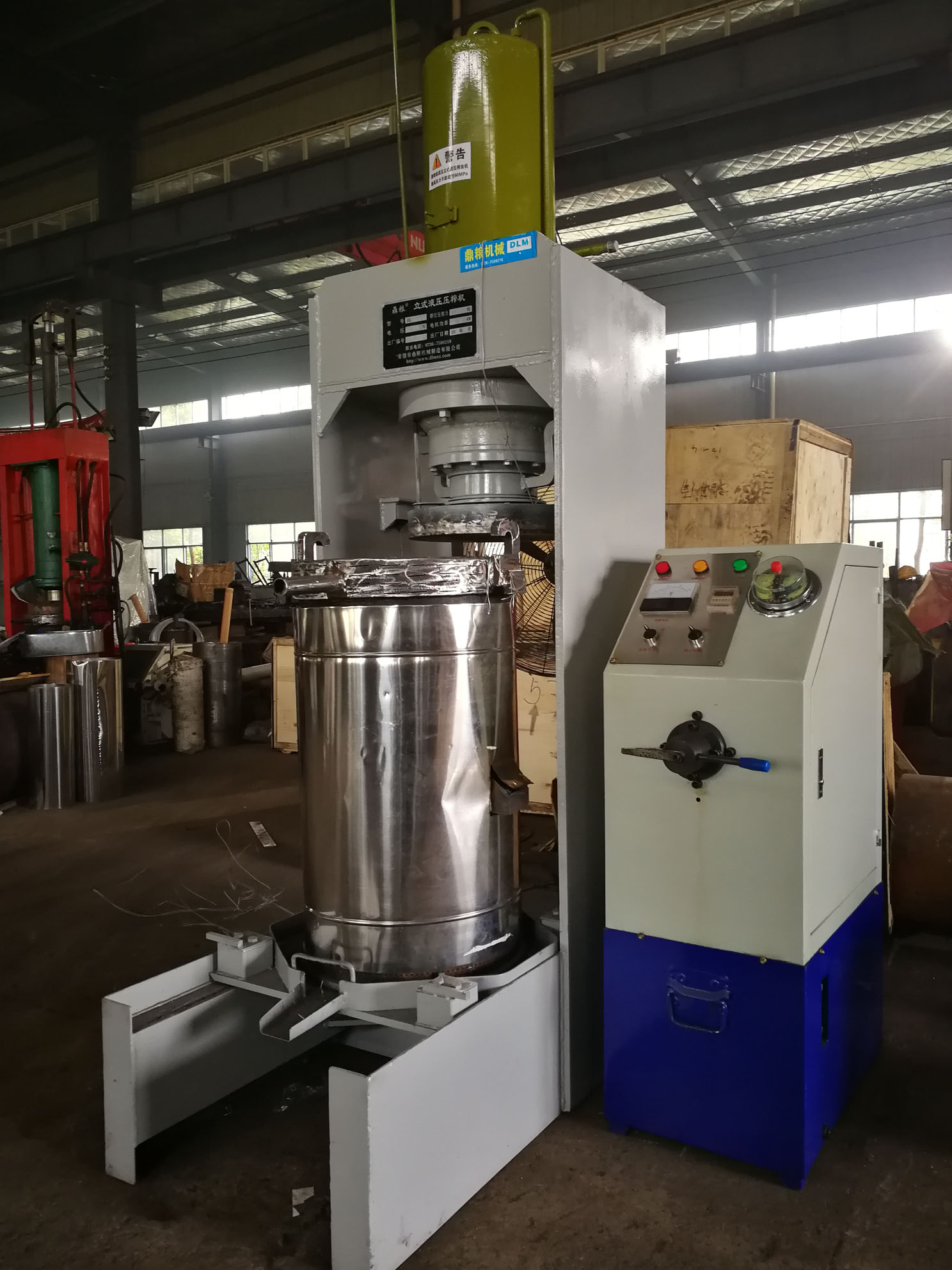 不銹鋼超高壓立式液壓壓榨機(jī)，果汁壓榨機(jī)，果渣壓榨機(jī)，藥材壓榨，油渣處理，白土壓榨